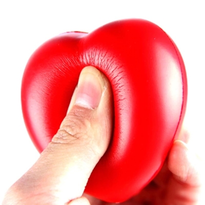 O plutônio da forma do coração espuma brinquedos da bola do esforço exerce pressão sobre o diâmetro do relevo 6.8cm