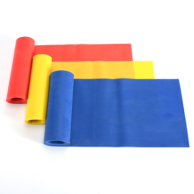 Exercícios Nontoxic Ultraportable usando faixas da resistência para os pés engrossados
